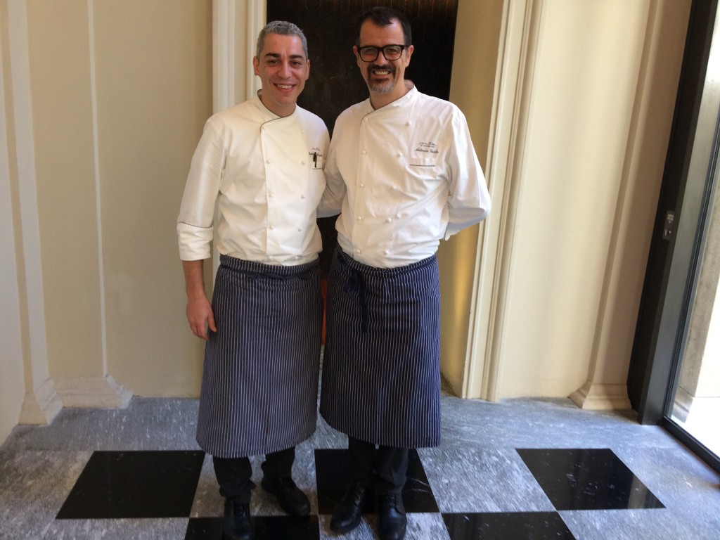 Federico Dell'omarino, sous chef, e Antonio Guida, chef, all'ingresso della cucina