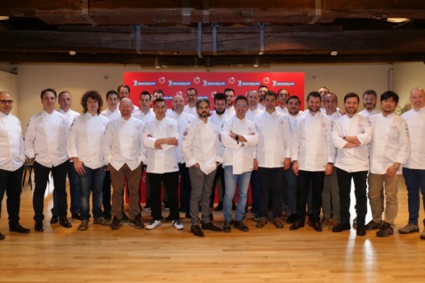 Il gruppo degli chef, tra cui Antonio Guida, che hanno conquistato le stelle Michelin nella cerimonia a Parma, novembre 2016 corriere.it