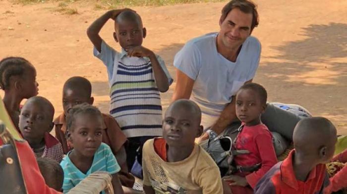 Federer con bambini in Africa www.tennisworlditalia.com